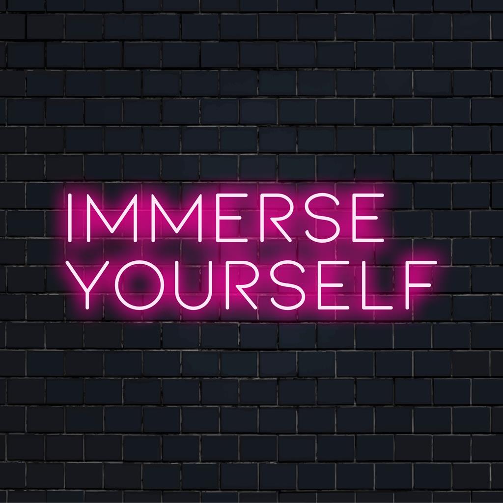 Ein leuchtendes LED-Neonschild mit dem Satz „Immerse Yourself“, das modernes Dekor mit anpassbarem Lichtflair verbindet.
