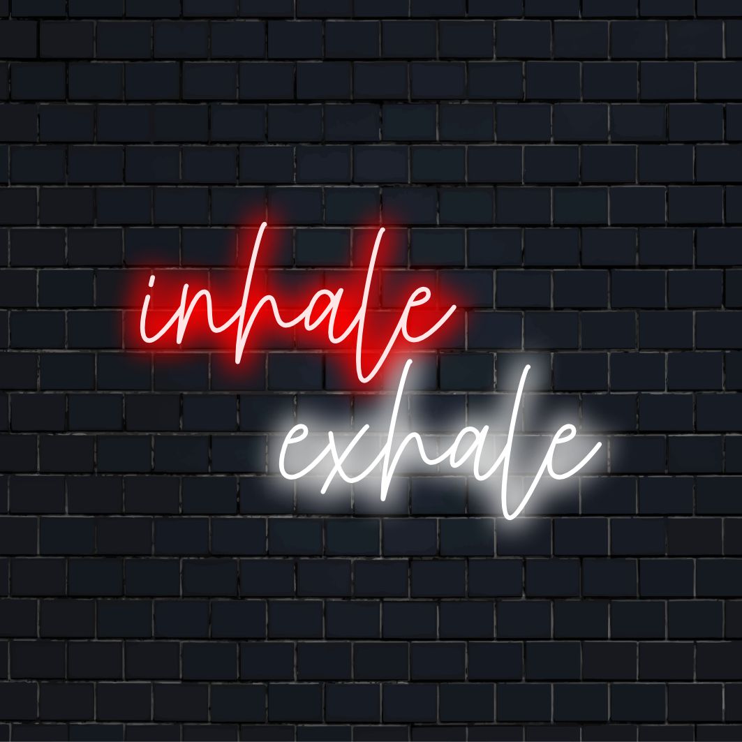 „Inhale Exhale Neon Sign“ – Schaffen Sie mit diesem Neonlicht eine beruhigende Atmosphäre, die Sie daran erinnert, sich auf Ihren Atem zu konzentrieren und sich zu entspannen.