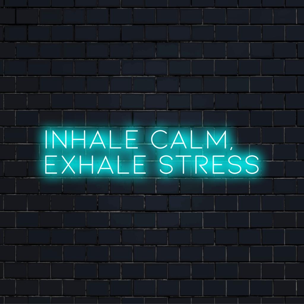 LED-Neonschild mit dem Satz „Inhale Calm, Exhale Stress“, das Neonlichtdekor mit einem Gefühl der Ruhe verbindet.