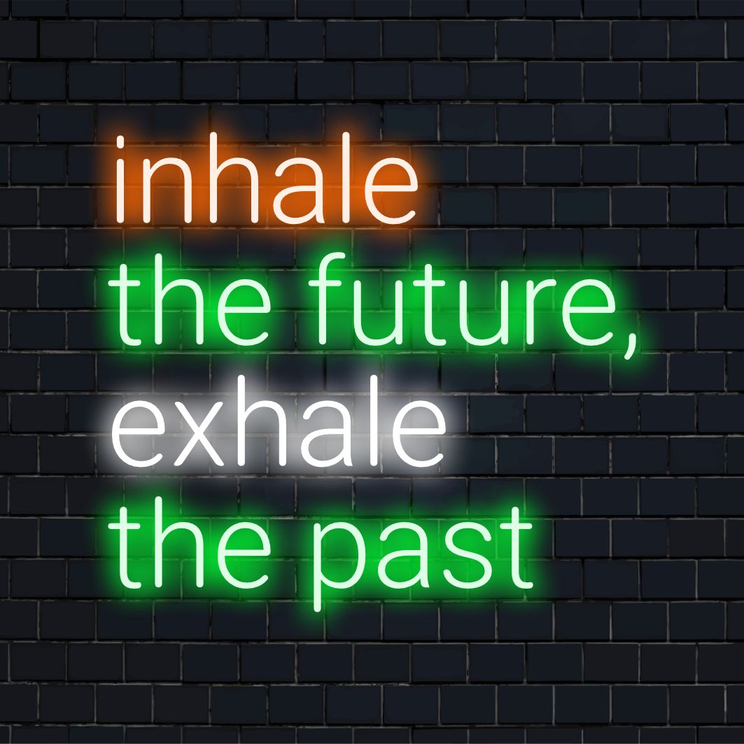 LED-Neonschild „Inhale The Future, Exhale The Past“ mit eleganter Schrift für moderne Wandkunst und inspirierende Dekoration.