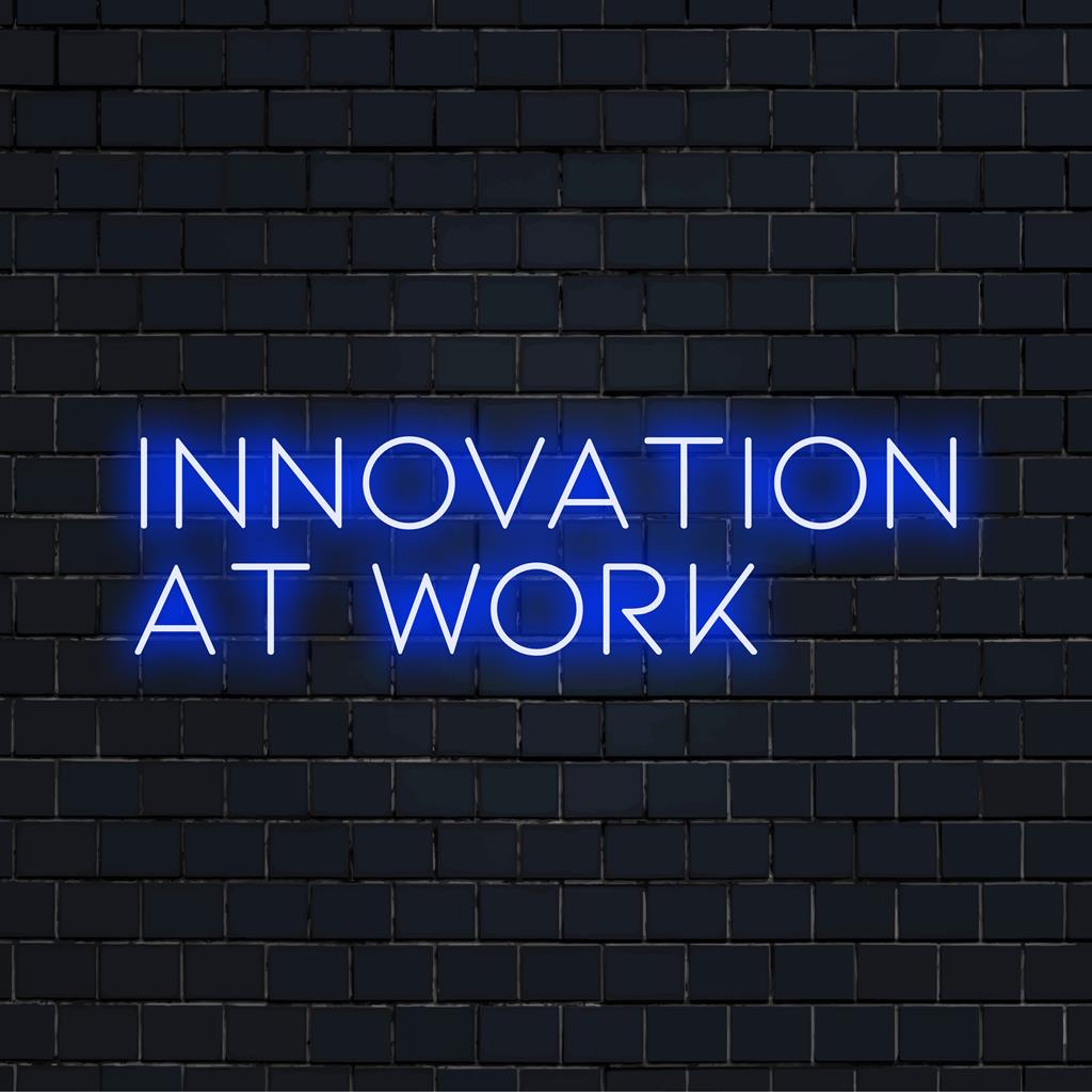 Individuelles LED-Neonschild mit dem Satz „Innovation At Work“, leuchtend in leuchtenden Farben, perfekt für eine moderne Büroeinrichtung.