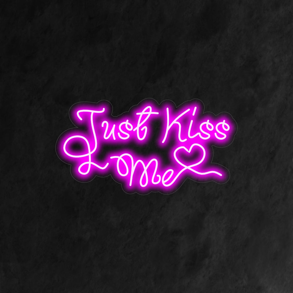„Just Kiss Me Neon Sign“ – Erleuchten Sie Ihren Raum mit einem romantischen Schein mit diesem Neonschild, das mit den bezaubernden Worten „Just Kiss Me“ verziert ist.
