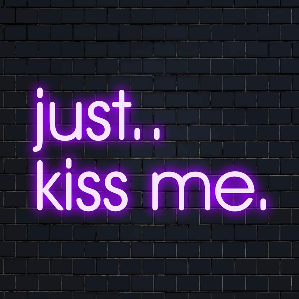 Dieses mit leuchtenden LEDs beleuchtete Neonschild „Just.. Kiss Me“ dient als schicke und romantische Dekoration für moderne Räume.