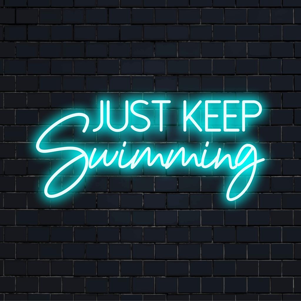 Maßgefertigtes LED-Neonschild mit der Aufschrift „Just Keep Swimming“ in leuchtenden Farben – ein lebendiges Neon-Zitat als Wanddekoration.
