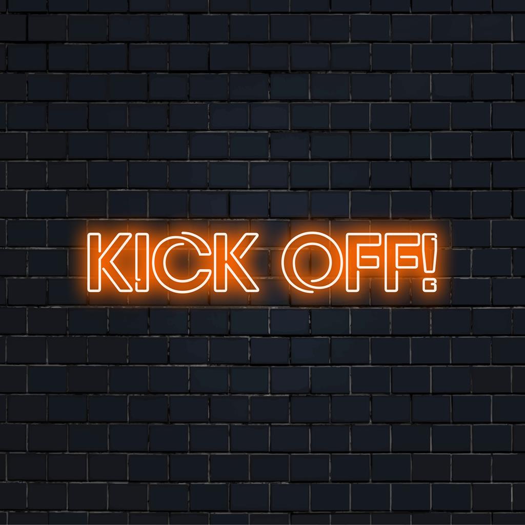 Maßgefertigtes LED-Neonschild „Kick Off!“, lebendige Neon-Wandkunst, die jedem Raum ein sportliches Flair verleiht.