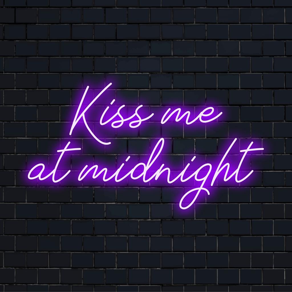 Individuelles LED-Neonschild mit den Worten „Kiss Me At Midnight“ in leuchtenden Farben; ideal für Neonlicht-Dekor.