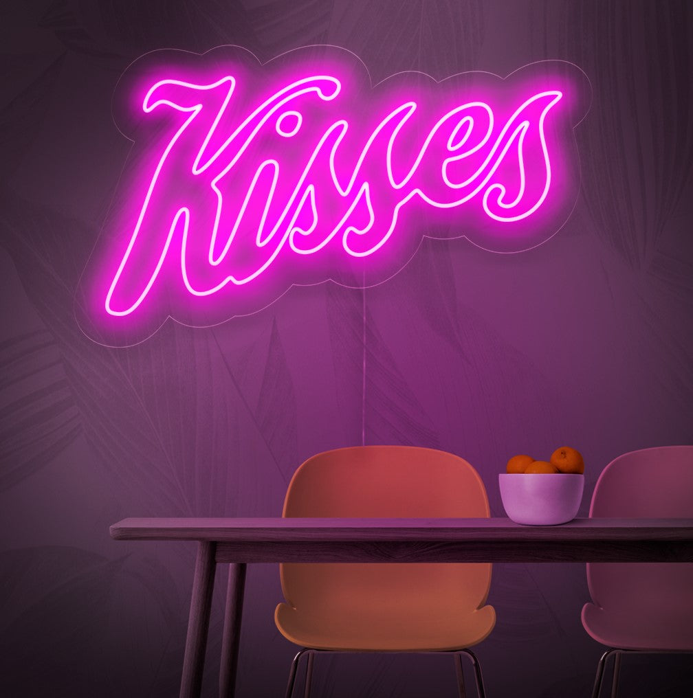 Ein beleuchtetes Neonschild mit dem Wort „Kisses“, das Liebe und Romantik symbolisiert und jedem Raum einen Hauch von Leidenschaft und Charme verleiht