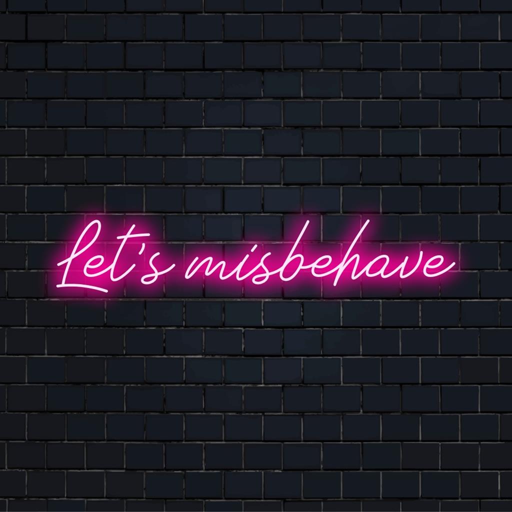 Verspieltes „Let's Misbehave“-LED-Schild, perfekt für lebendige Räume; verbindet Neon-Zitatkunst mit individuellem LED-Dekor.