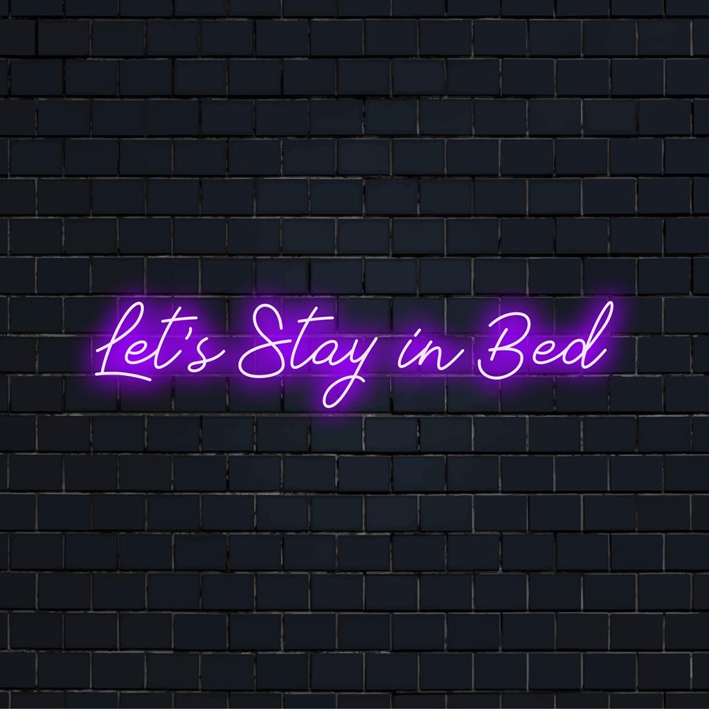 Handgefertigtes LED-Neonschild mit der Aufschrift „Let's Stay In Bed“, perfekt für eine gemütliche Inneneinrichtung. Lebendiges und einladendes Lichtstück.
