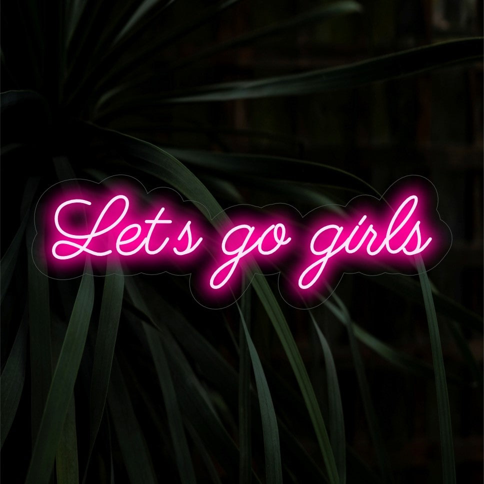 „Let's Go Girls Neon Sign“ strahlt Stärke und Begeisterung aus und ist eine stimmungsvolle Ergänzung für Räume, in denen Spaß und positive Stimmung herrschen. Ideal für eine lebendige und energiegeladene Atmosphäre.