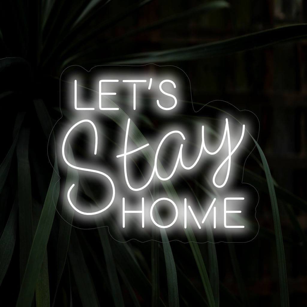 Das Neonschild „Let's Stay Home“ strahlt eine gemütliche Atmosphäre aus und schafft eine warme und einladende Atmosphäre. Dieses Schild eignet sich ideal für die Inneneinrichtung und ergänzt Räume, die der Entspannung und dem Komfort gewidmet sind.