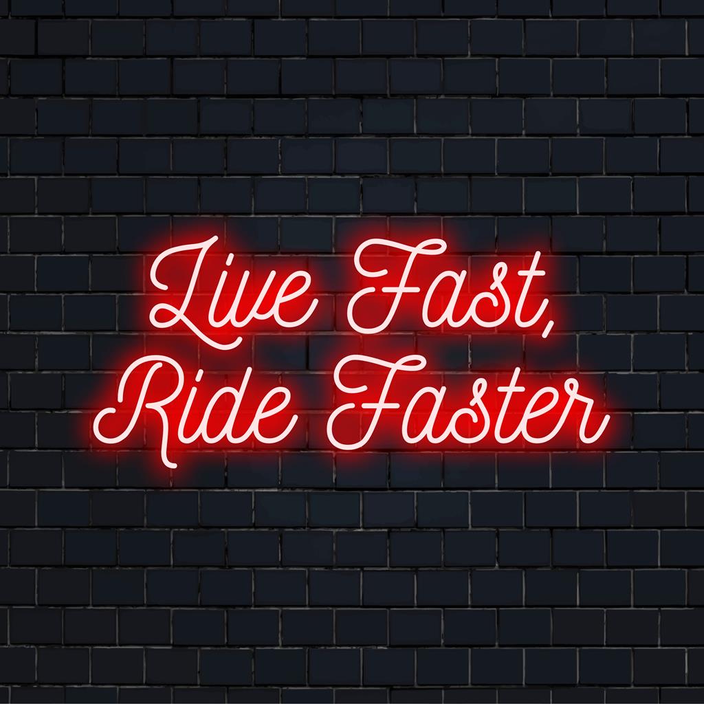 Neonschild mit dem Satz „Live Fast, Ride Faster“, perfekt für eine auffällige Neonlichtdekoration im anpassbaren LED-Stil.