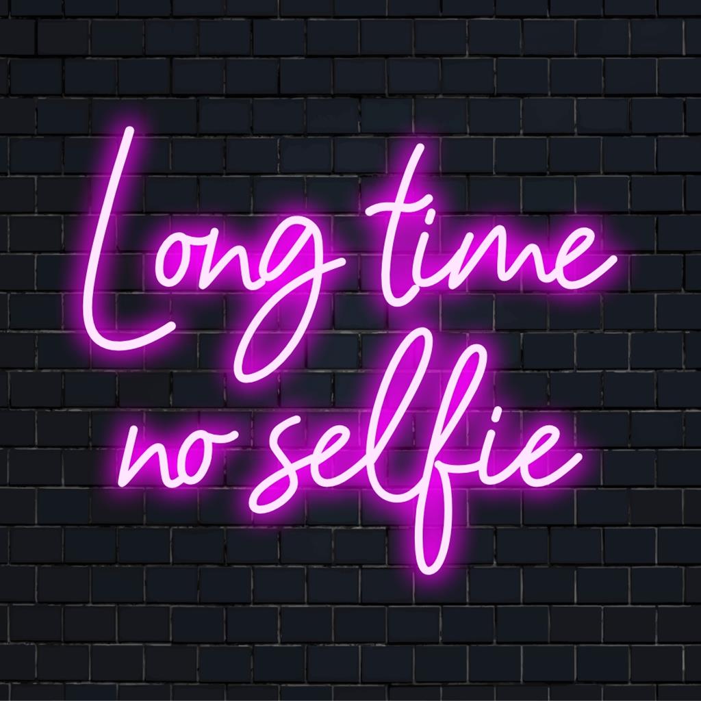 Individuelles LED-Neonschild mit dem angesagten und stylischen Text „Long Time No Selfie“, perfekt für eine lebendige Inneneinrichtung, sorgt für eine verspielte Atmosphäre.