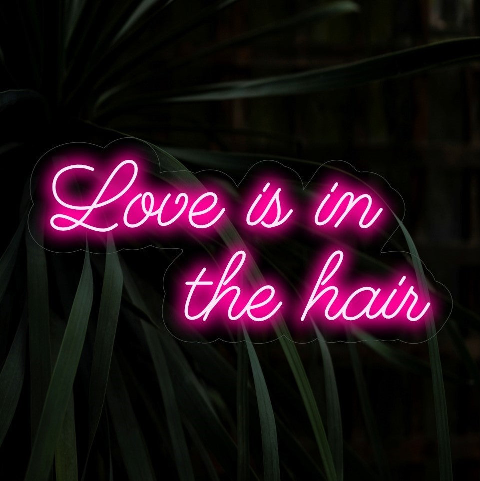 „Love Is In The Hair Neon Sign“ ist eine romantische und stilvolle Ergänzung für Räume, die die Schönheit der Haare feiern. Beleuchten Sie mit Liebe und Flair!