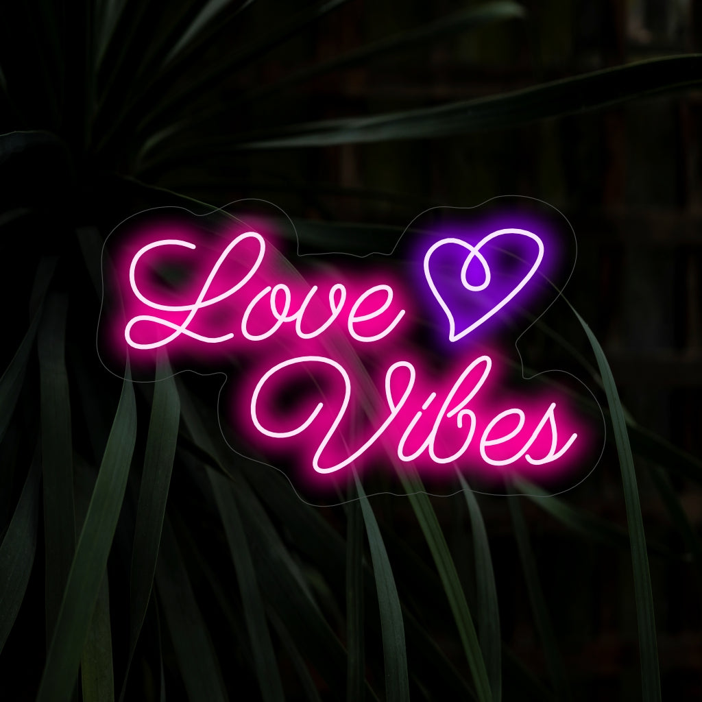 „Love Vibes Neon Sign“ ist eine trendige und liebevolle Ergänzung für Räume, die positive und romantische Energie ausstrahlen. Erleuchten Sie mit Liebesstimmung!