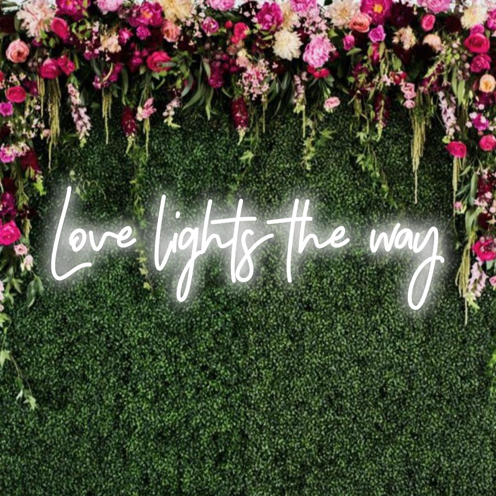 LED-Neonschild mit der Aufschrift „Love Lights The Way“; kombiniert Textkunst und warmes Leuchten, ideal zum Inspirieren und Erleuchten von Räumen.