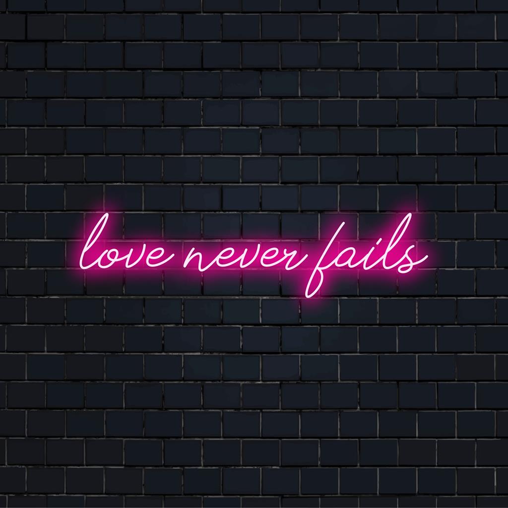Maßgefertigtes LED-Neonschild mit der Aufschrift „Love Never Fails“, perfekt für eine einzigartige Inneneinrichtung oder personalisierte Neon-Wandkunst.