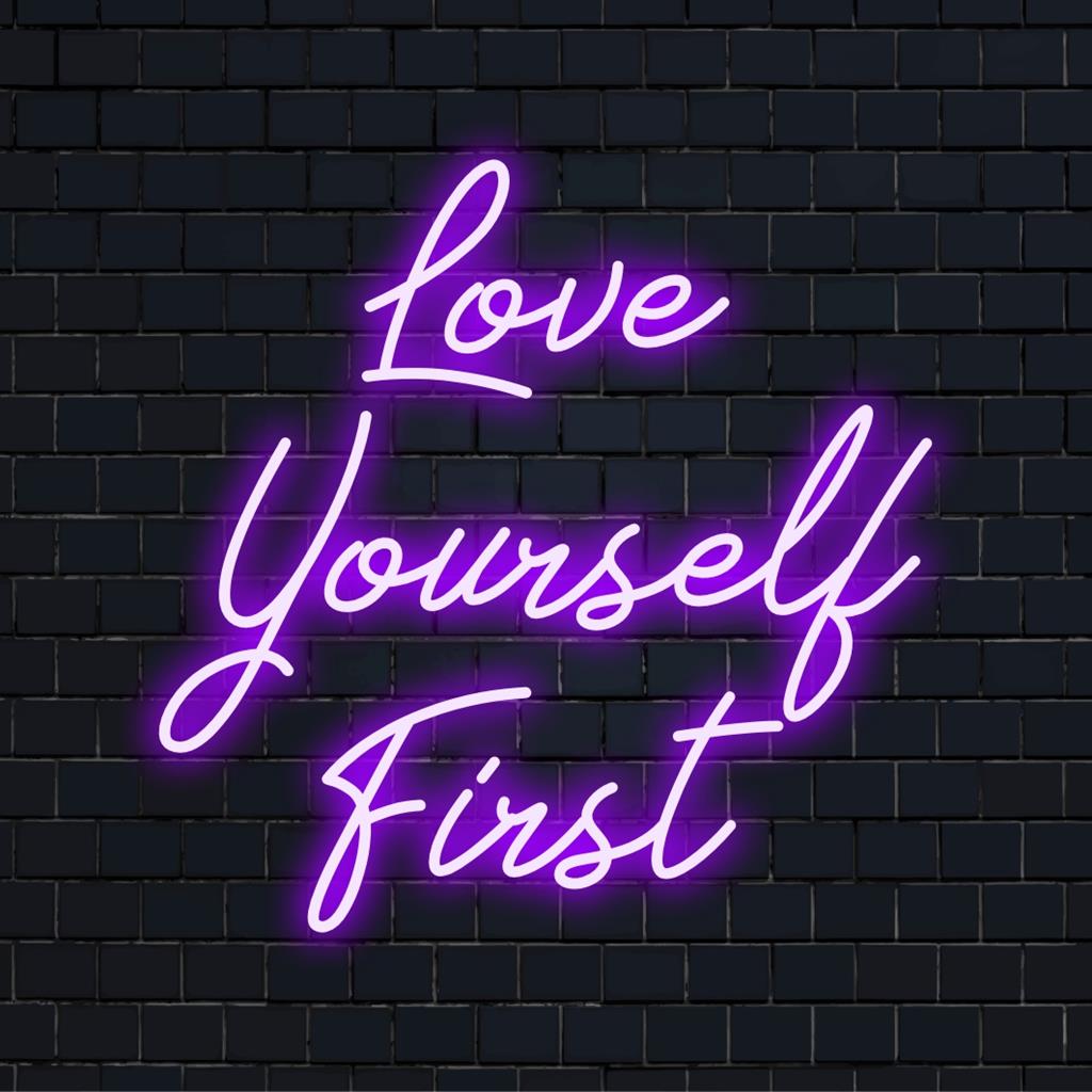 LED-Neonschild mit „Love Yourself First“, handgefertigt, perfekt für eine personalisierte Heimdekoration oder inspirierende Wandkunst.