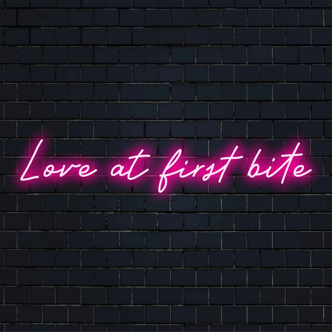 LED-Neonschild mit dem Text „Love At First Bite“; perfekt, um jedem Raum eine verspielte, persönliche Note zu verleihen.