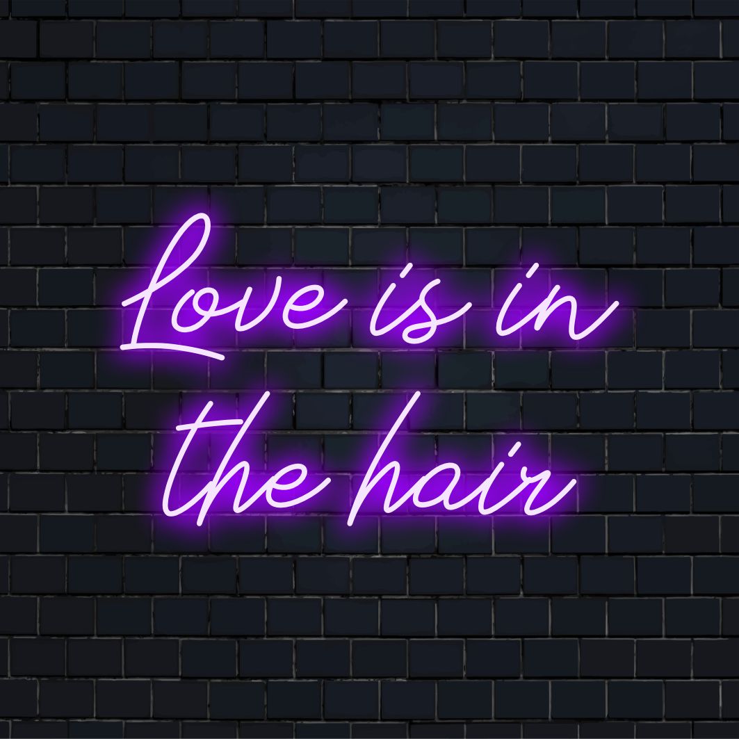 Stilvolles LED-Neonschild „Love Is In The Hair“; perfekt, um Ihrem Raum mit individueller Neondekoration eine lebendige Note zu verleihen.