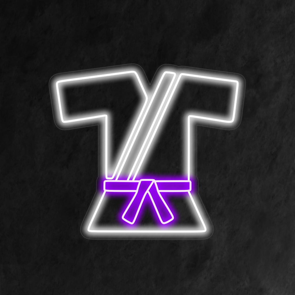 „Martial Arts Uniform Neon Sign“ ist eine dynamische und energiegeladene Ergänzung, perfekt für Kampfsportstudios und Fitnessräume. Erleuchten Sie mit dem Geist der Disziplin und Stärke!