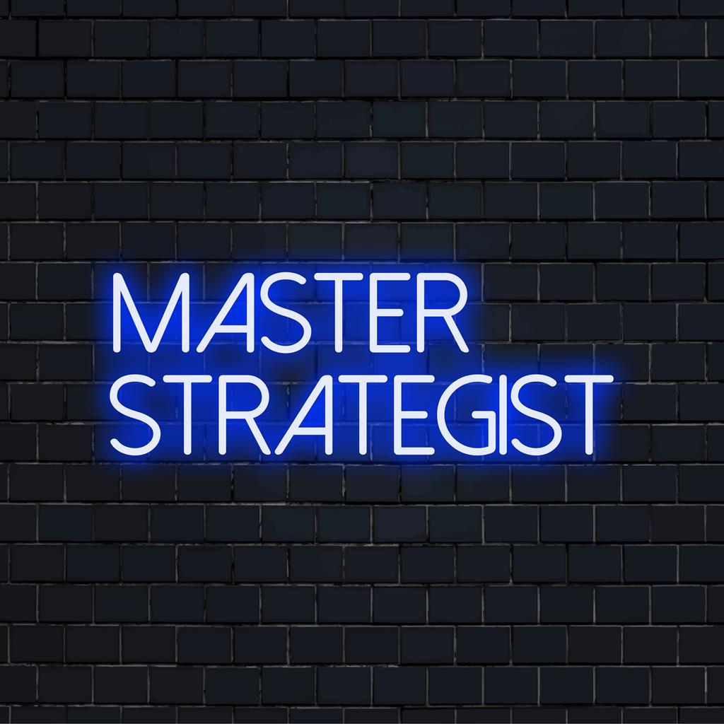 Beleuchteter Master Strategist-Text in warmem LED-Neon, perfekt als individueller Akzent in moderner Einrichtung.