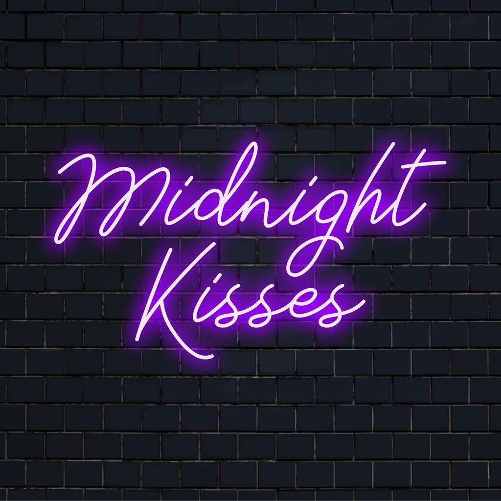 Ein individuelles LED-Neonschild mit dem Namen „Midnight Kisses“ mit lebendiger Neonkunst, perfekt für eine schicke Wanddekoration.