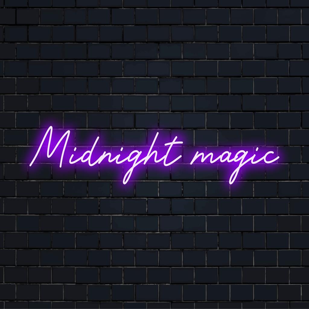 LED-Neonschild mit dem Namen „Midnight Magic“, das handwerkliche Handwerkskunst in maßgeschneiderter Neon-Wandkunst vereint.