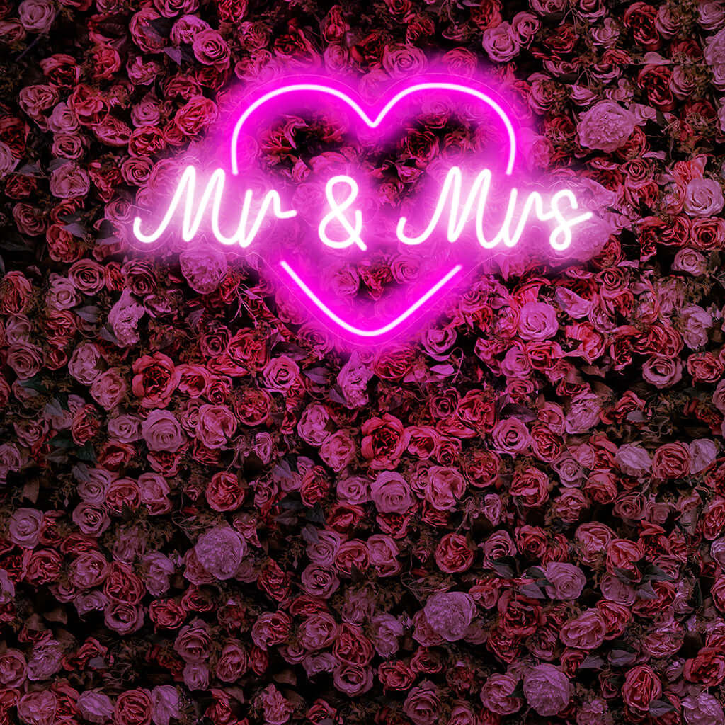 „Mr & Mrs With Heart Neon Sign“ ist eine romantische und festliche Ergänzung, perfekt für Räume, die Liebe und Partnerschaft feiern. Erleuchten Sie mit ehelicher Wärme!