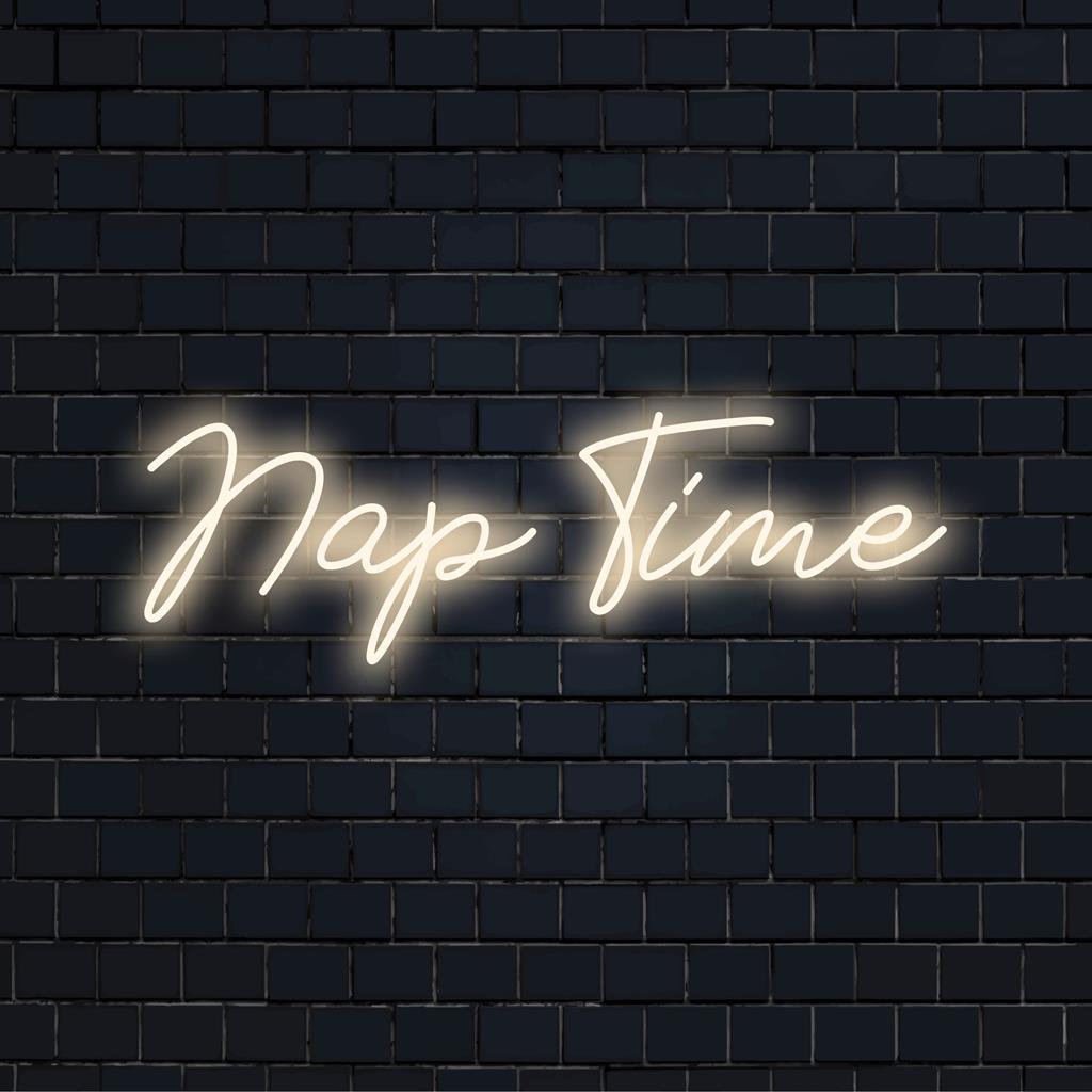 Das Neonschild „Nap Time“ leuchtet in leuchtenden Farben, perfekt für gemütliche Räume. Das individuelle LED-Design kombiniert Licht mit entspannender Atmosphäre.