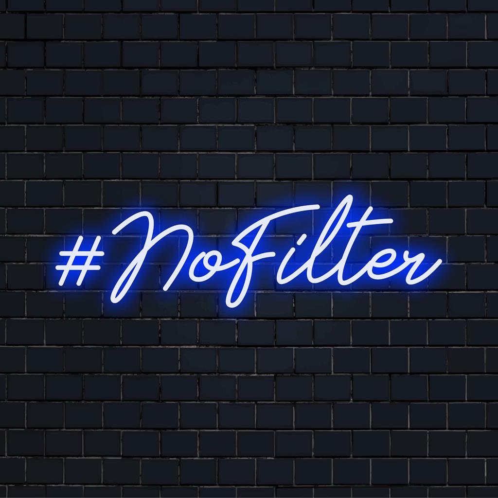 Individuell handgefertigtes LED-Neonschild mit der Aufschrift „#NoFilter“, das moderne Ästhetik mit dem Charme eines personalisierten Neonzitats verbindet.