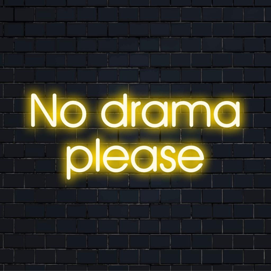 LED-Neonschild mit dem Satz „No Drama Please“ in hellen Farbtönen, perfekt für minimalistisches Neondekor.