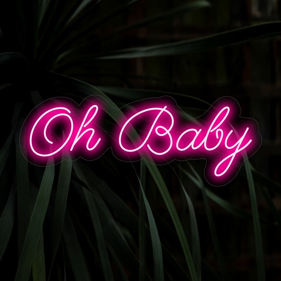 „Oh Baby Neon Sign“ ist eine kokette und verspielte Ergänzung, perfekt für Räume, die Weiblichkeit und einen Hauch von frechem Charme zelebrieren. Erleuchten Sie mit einem Augenzwinkern und Charme!