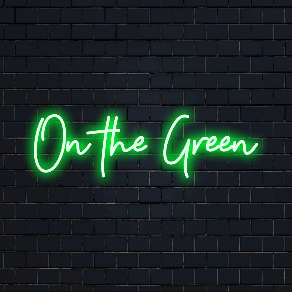 Lebendiges, individuelles LED-Neonschild mit dem Satz „On The Green“, perfekt, um jedem Raum eine einzigartige, persönliche Note zu verleihen.