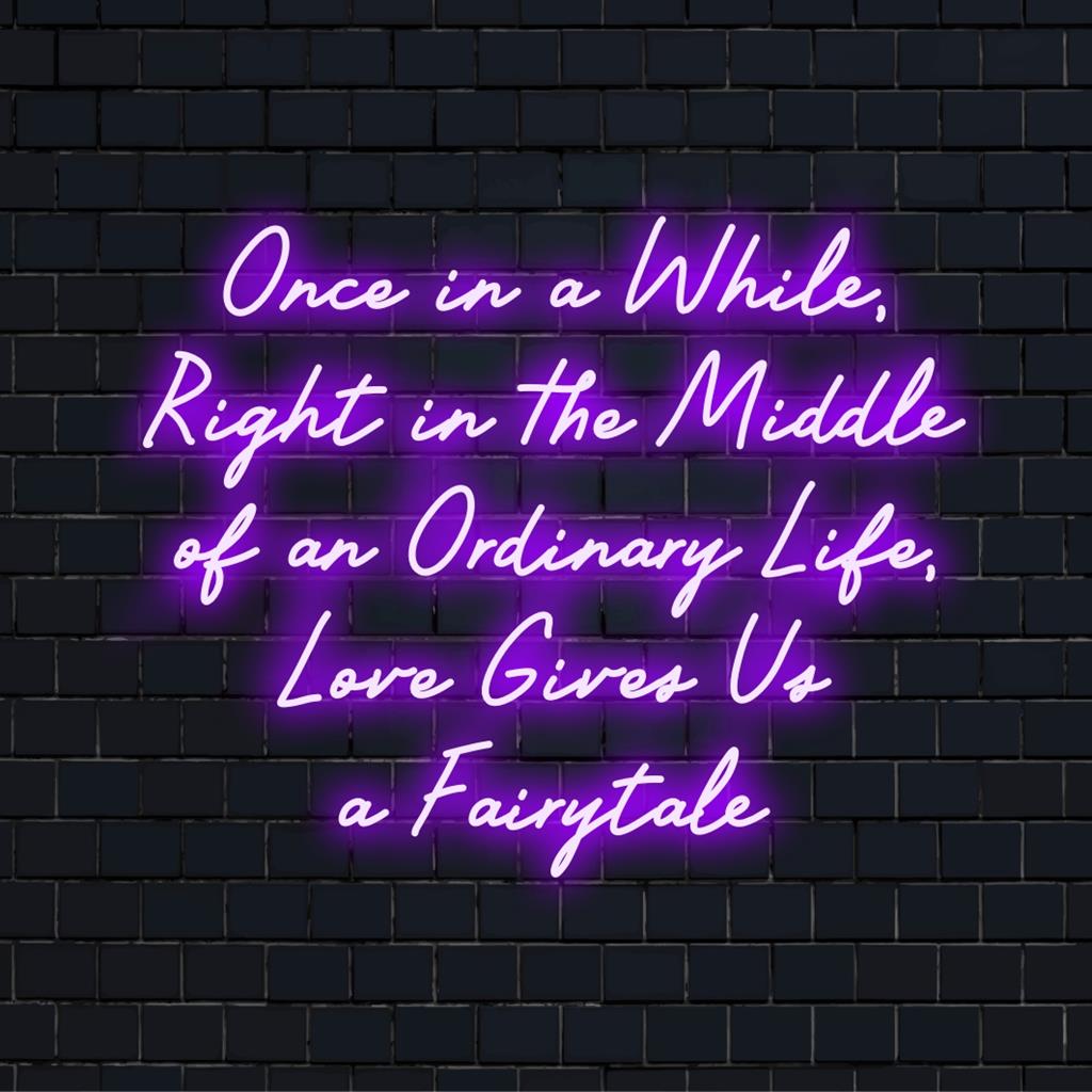 Handgefertigtes LED-Neonschild mit dem Zitat „Once In A While...Love Gives Us A Fairytale“ in eleganter Schrift; perfekte Neon-Wandkunstdekoration.