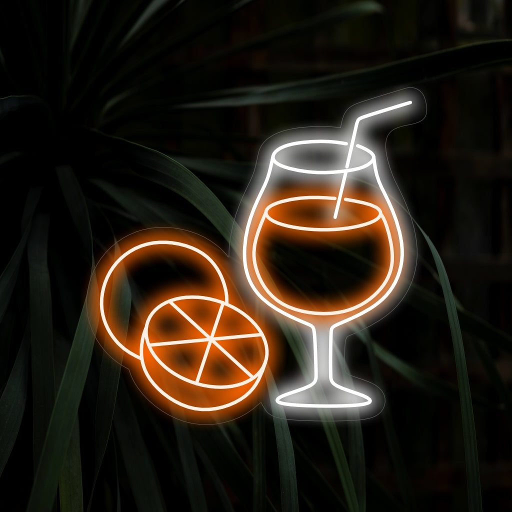 „Orange Juice Glass Neon Sign“ ist eine lebendige und erfrischende Ergänzung, perfekt für Räume, die die spritzige Güte von Orangensaft feiern. Erleuchten Sie mit einer zitronigen Note!