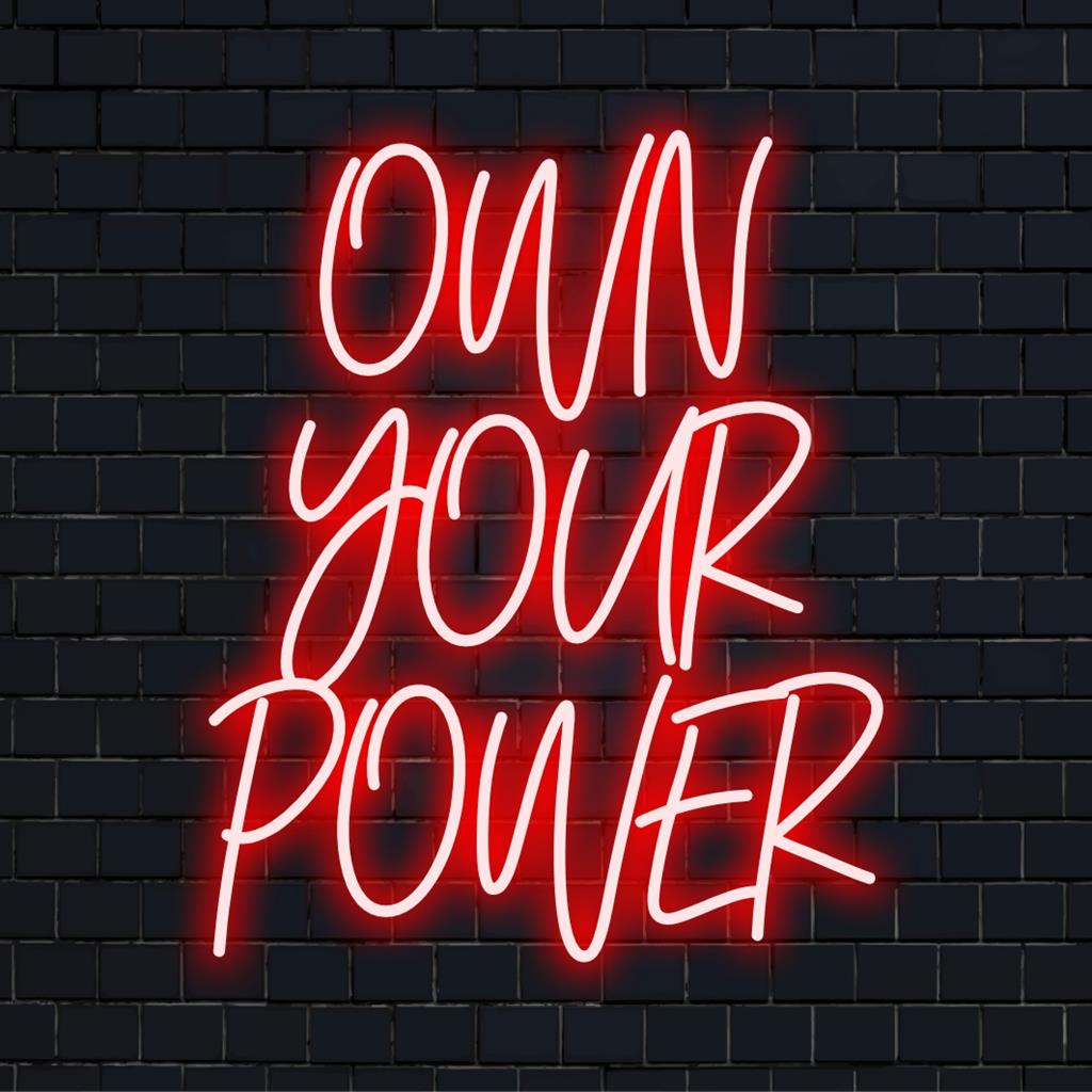 LED-Neonschild mit dem Satz „Own Your Power“ in leuchtendem Text; inspirierende Neonkunst für eine individuelle Dekoration.