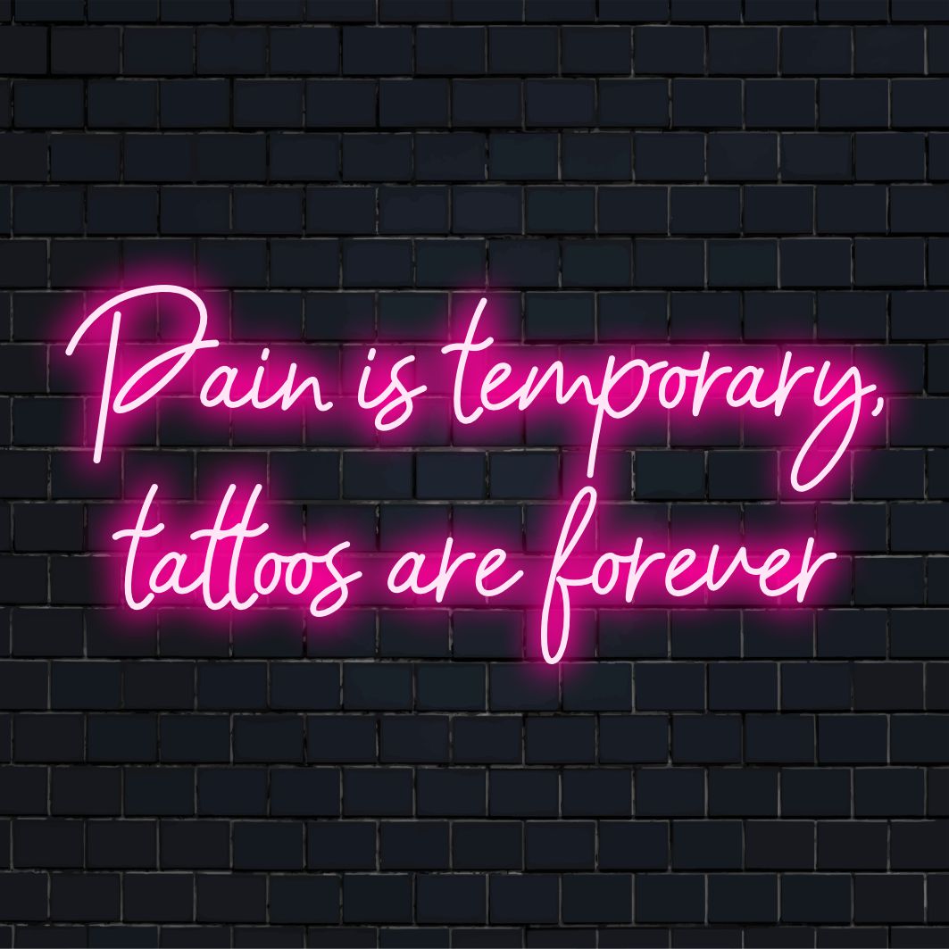 Maßgefertigtes LED-Neonschild mit dem Satz „Pain Is Temporary, Tattoos Are Forever“, beleuchtet in leuchtendem Neonlicht.