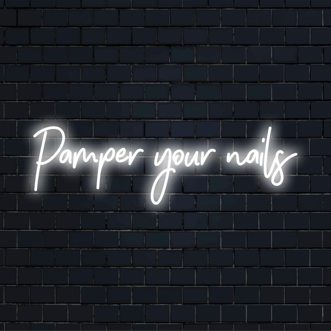 Individuelles LED-Neonschild mit dem Satz „Pamper Your Nails“, ideal für personalisierte Neondekoration oder Salon-Wandkunst.
