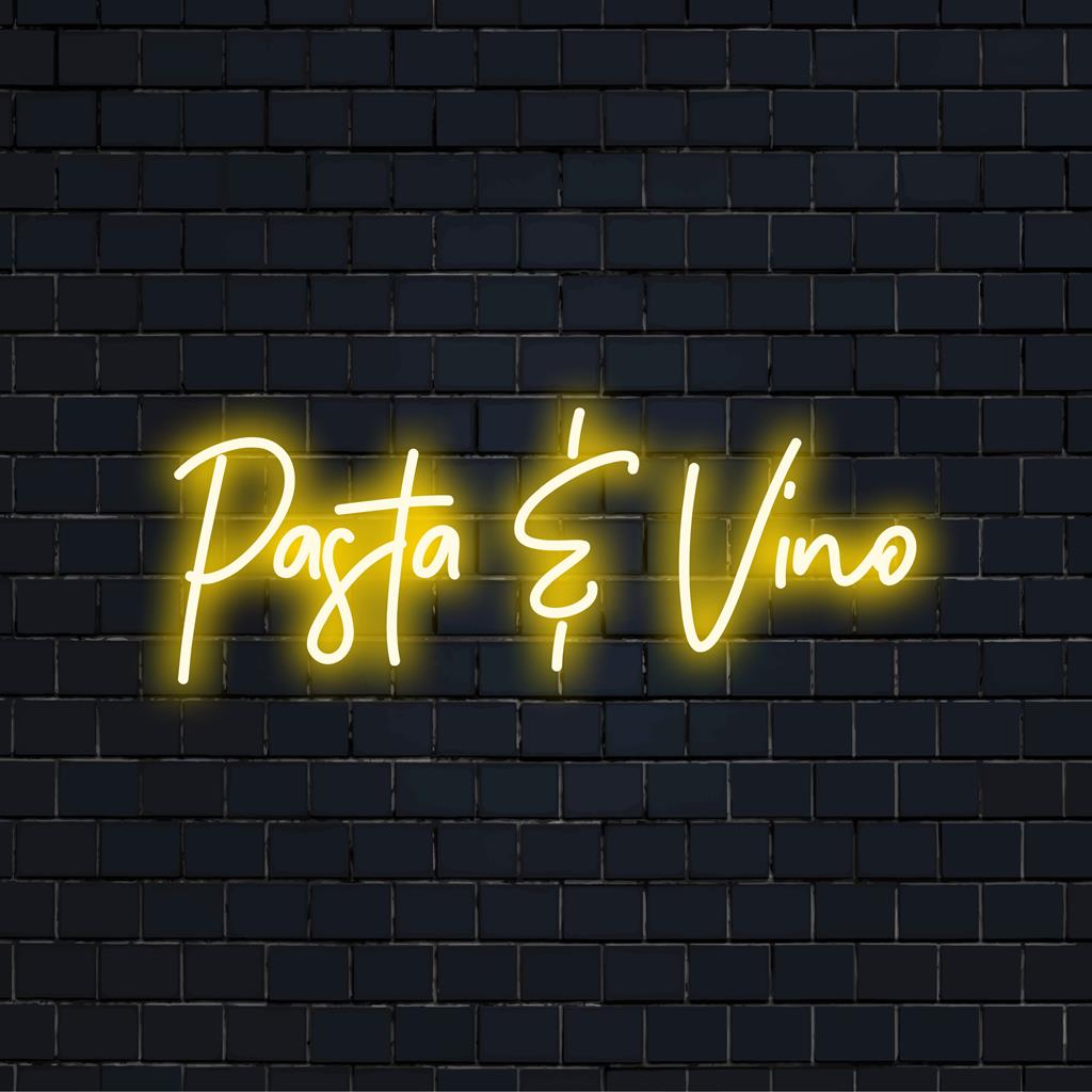 Maßgefertigtes LED-Neonschild mit dem Text „Pasta And Vino“, ideal, um der Küchen- oder Restauranteinrichtung Flair zu verleihen.