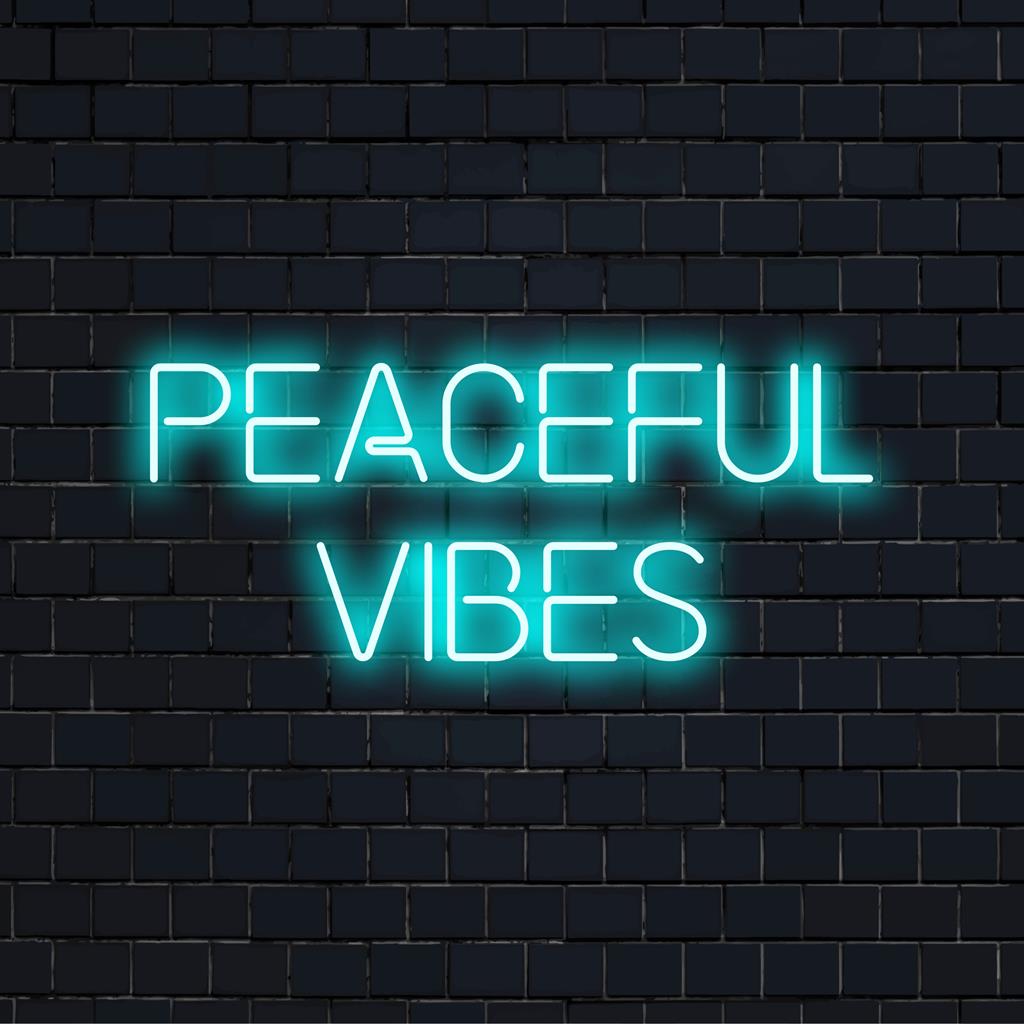 Lebendiges, individuelles LED-Neonschild mit der Aufschrift „Peaceful Vibes“, perfekt, um jedem Raum mit maßgeschneiderter Neonkunst eine heitere Note zu verleihen.