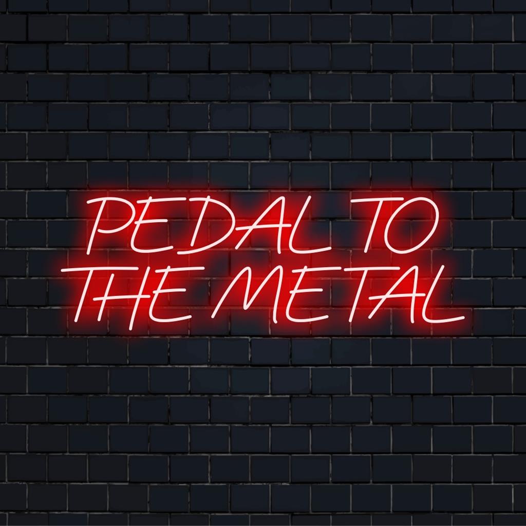 LED-Neonschild mit dem Satz „Pedal To The Metal“ in fetten Buchstaben; lebendige Wandkunst zur Dekoration.