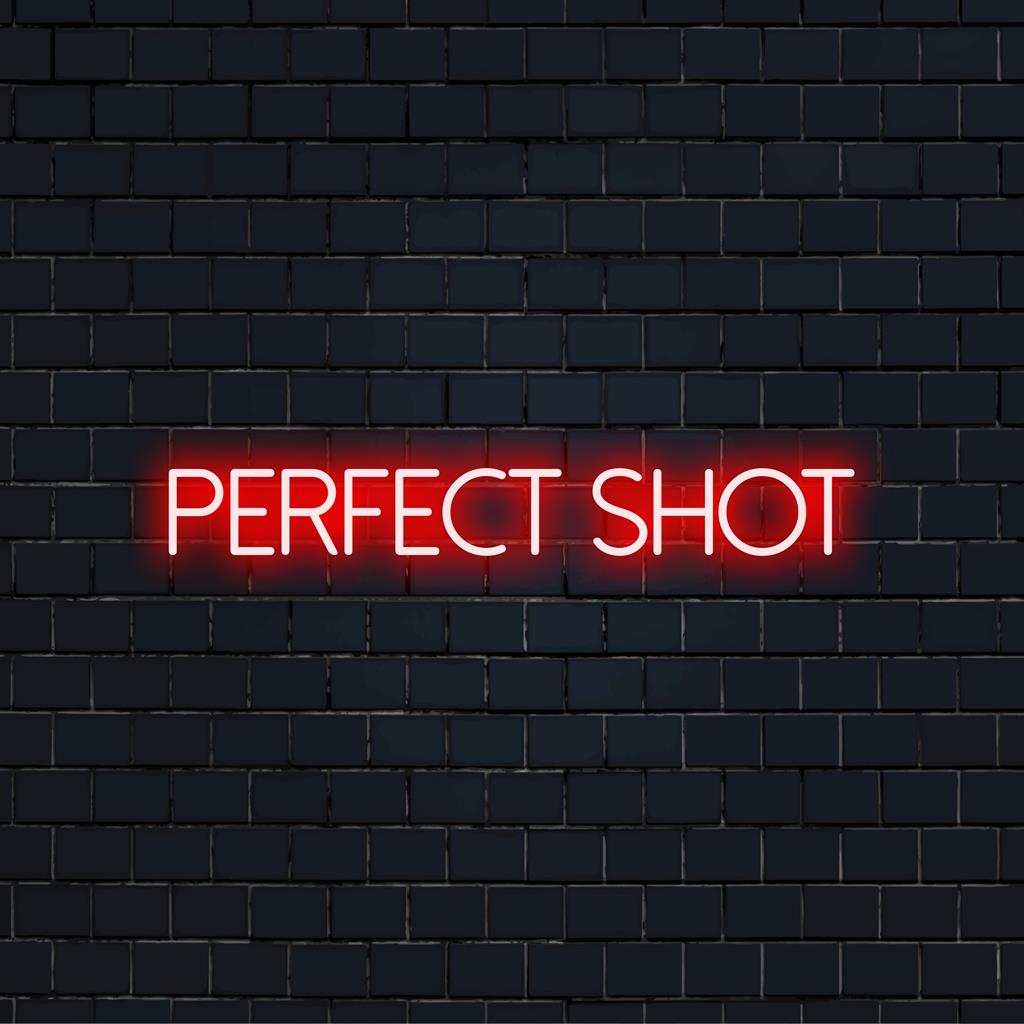 Leuchtendes LED-Neonschild mit der Aufschrift „Perfect Shot“, ideal, um jedem Raum eine individuelle Note zu verleihen; hebt das personalisierte Neondesign hervor.