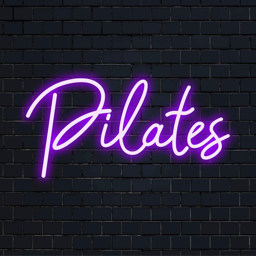 LED-Neonschild mit Pilates in fließendem Text, ideal für Studios; ein eleganter Neonakzent und personalisiertes Wandkunstdekor.