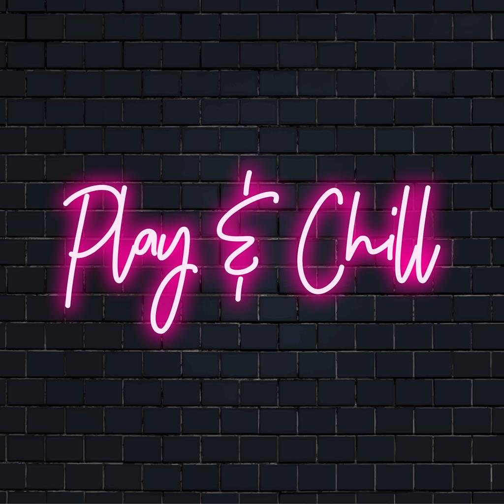 LED-Neonschild mit der Aufschrift „Play And Chill“ in stilvoller Schriftart, das mit seinem lebendigen Neonlichtdekor für eine entspannte Atmosphäre sorgt.