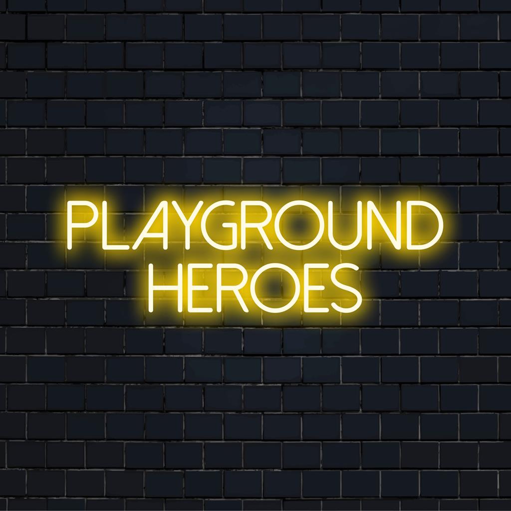 Individuelles LED-Schild mit dem Titel „Playground Heroes“ mit personalisiertem Neondekor, perfekt für eine lebendige Raumatmosphäre.