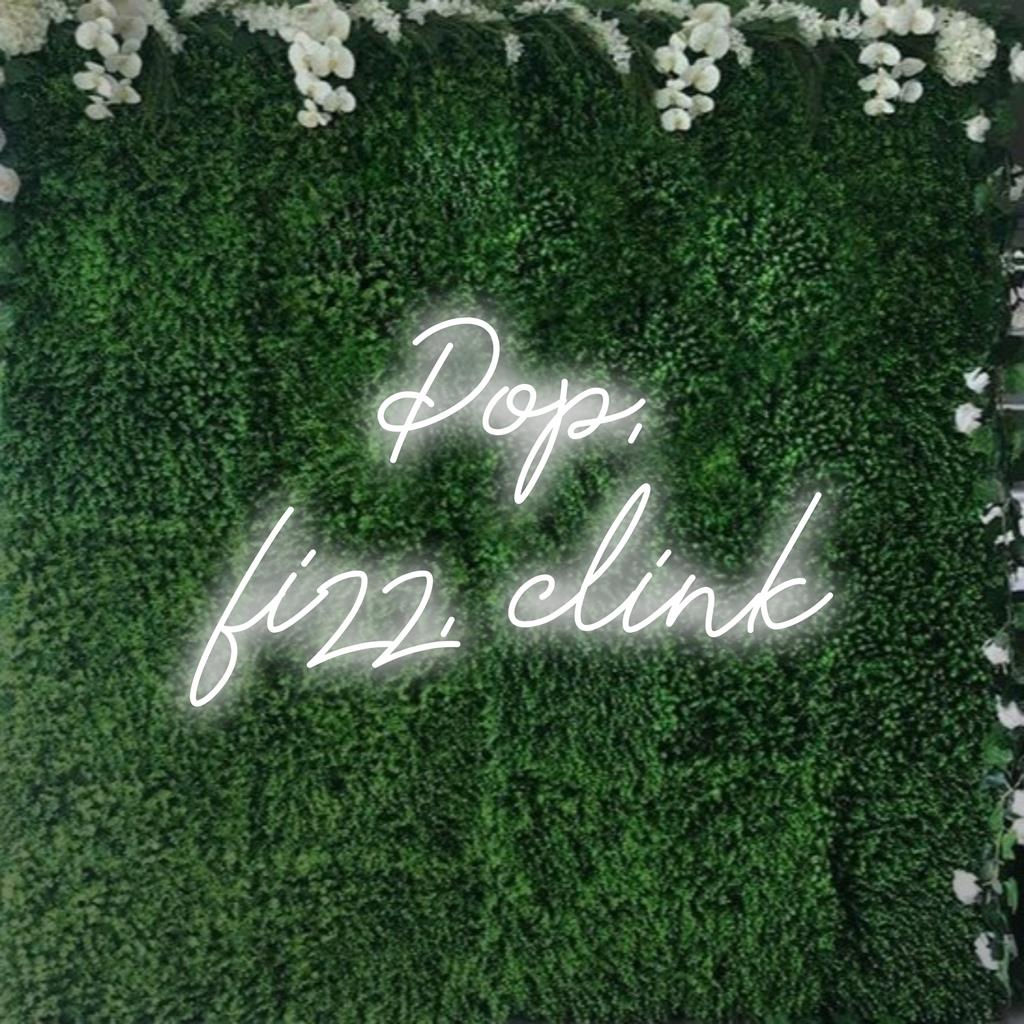 Individuelles LED-Neonschild mit der Aufschrift „Pop, Lizz, Clink“ – lebendiges Neonlichtdekor, das jedem Raum eine verspielte Note verleiht.