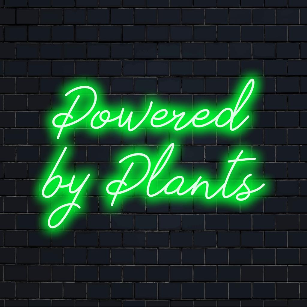 Maßgefertigtes LED-Neonschild mit der Aufschrift „Powered By Plants“, perfekt für Pflanzenliebhaber und umweltfreundliche Neondekoration.