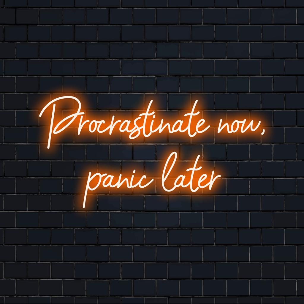 Individuelles LED-Neonschild mit dem Satz „Procrastinate Now, Panic Later“ in leuchtenden Farben, perfekt für eine kräftige Neondekoration.