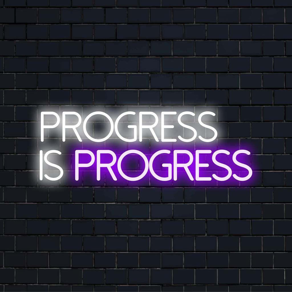 Individuelles LED-Neonschild mit dem Text „Progress Is Progress“ in leuchtenden Farben, ideal für modernes Dekor und Inspiration.